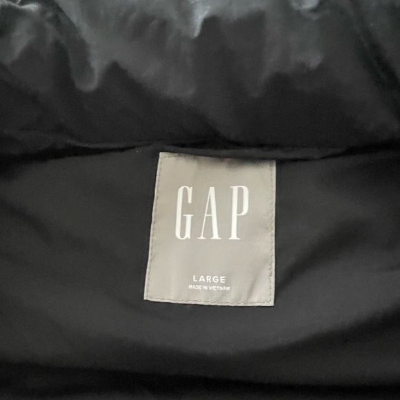 NEW Gap Puffer Vest in size large (black) - Picture 6 of 7